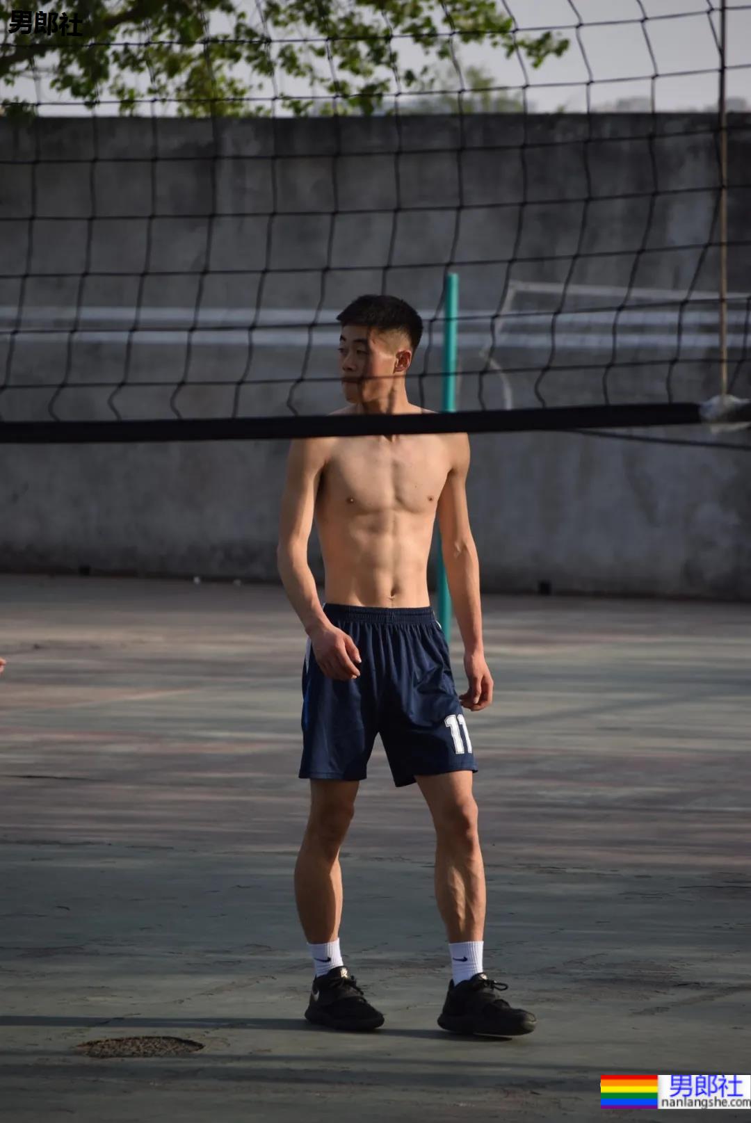 抓拍打排球的腹肌小哥哥，不穿衣服也太好看了 - 51虹马