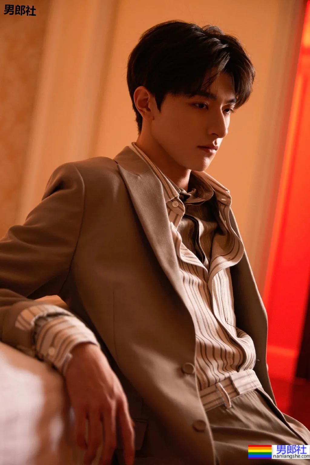 187北体校草迷彩正装圈粉无数,颜高条顺运动小鲜肉帅破天际! - 51虹马 187北体校草迷彩正装圈粉无数,颜高条顺运动小鲜肉帅破天际! - 51虹马