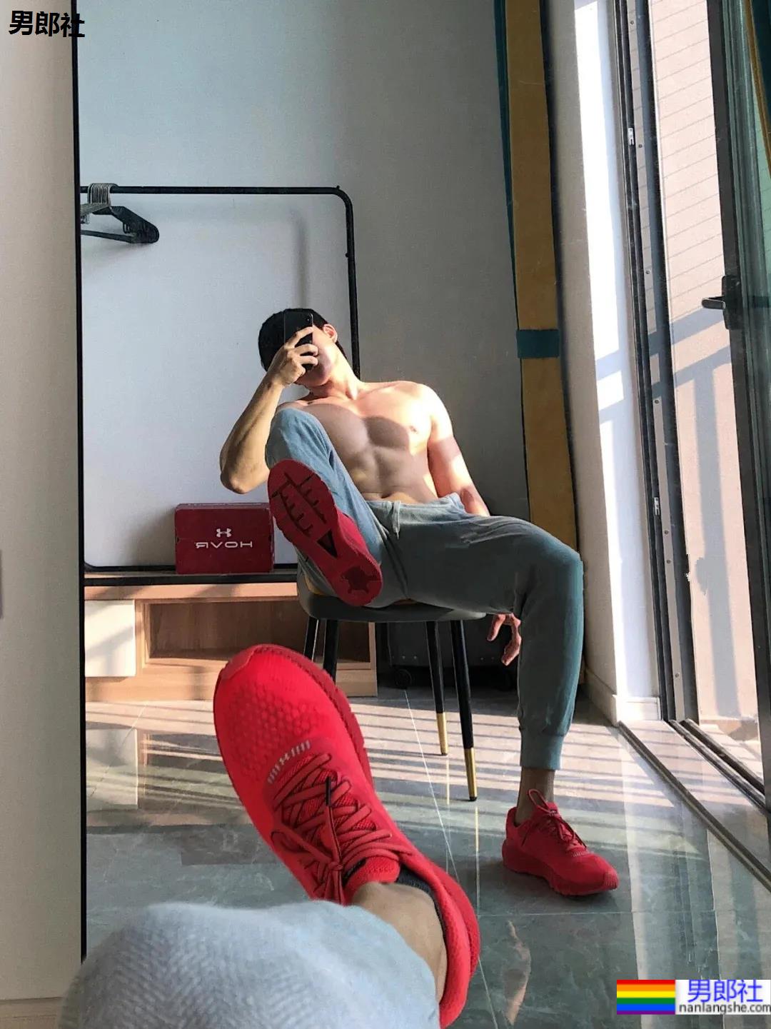 高壮肌肉健身小哥，这就是传说中的9头身吧？ - 51虹马