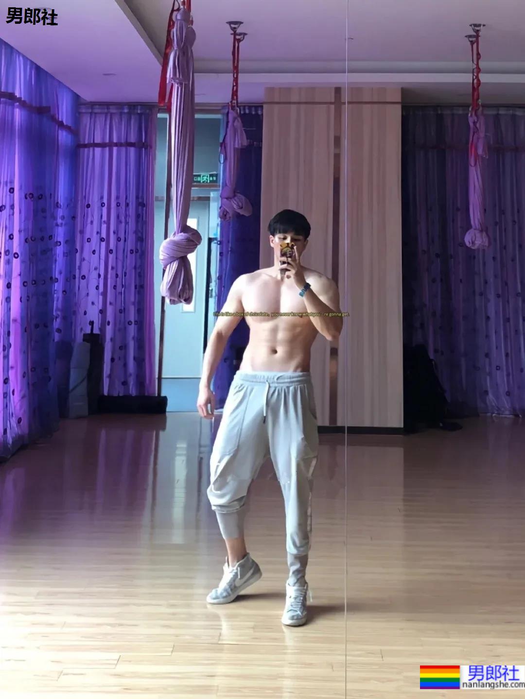 高壮肌肉健身小哥，这就是传说中的9头身吧？ - 51虹马