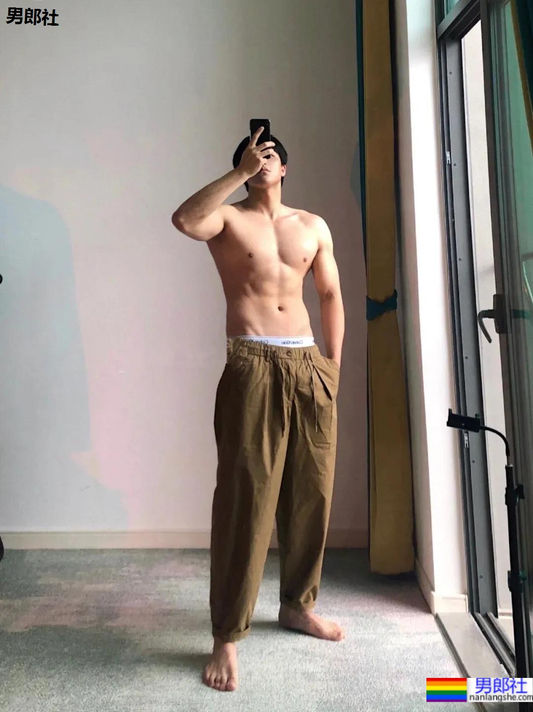 高壮肌肉健身小哥，这就是传说中的9头身吧？ - 51虹马