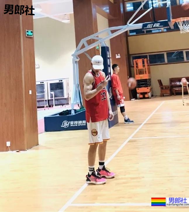 01年郑州篮球体育生，这体能这身材太A了！ - 51虹马