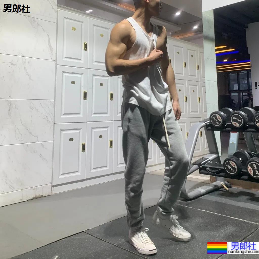 01年郑州篮球体育生，这体能这身材太A了！ - 51虹马