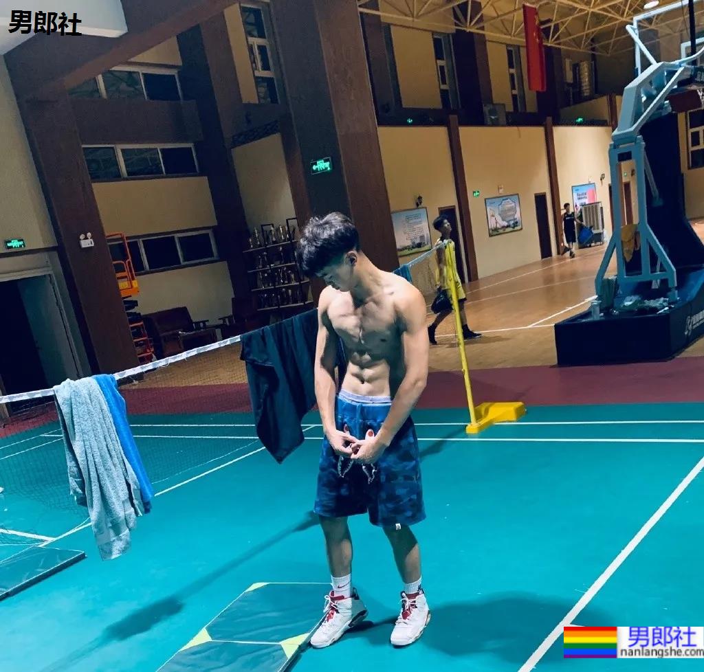 01年郑州篮球体育生，这体能这身材太A了！ - 51虹马