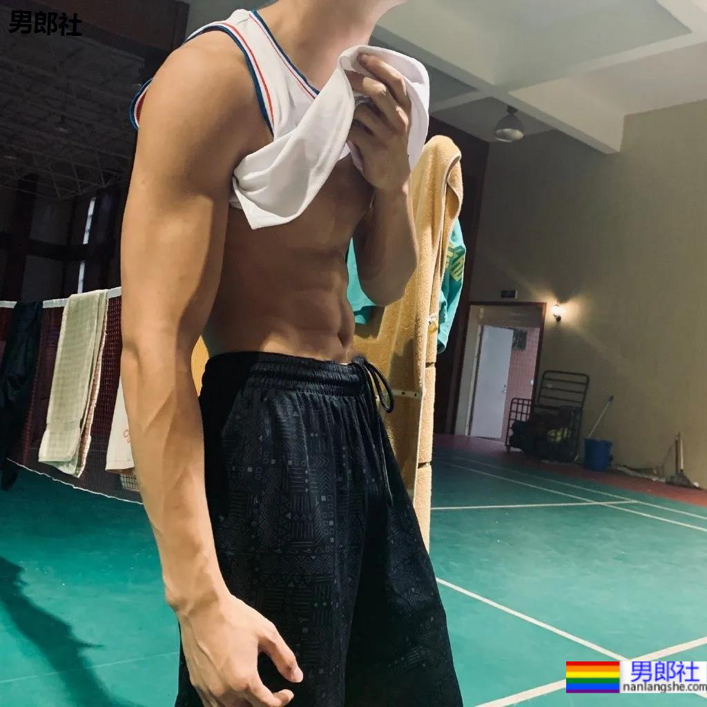 01年郑州篮球体育生，这体能这身材太A了！ - 51虹马