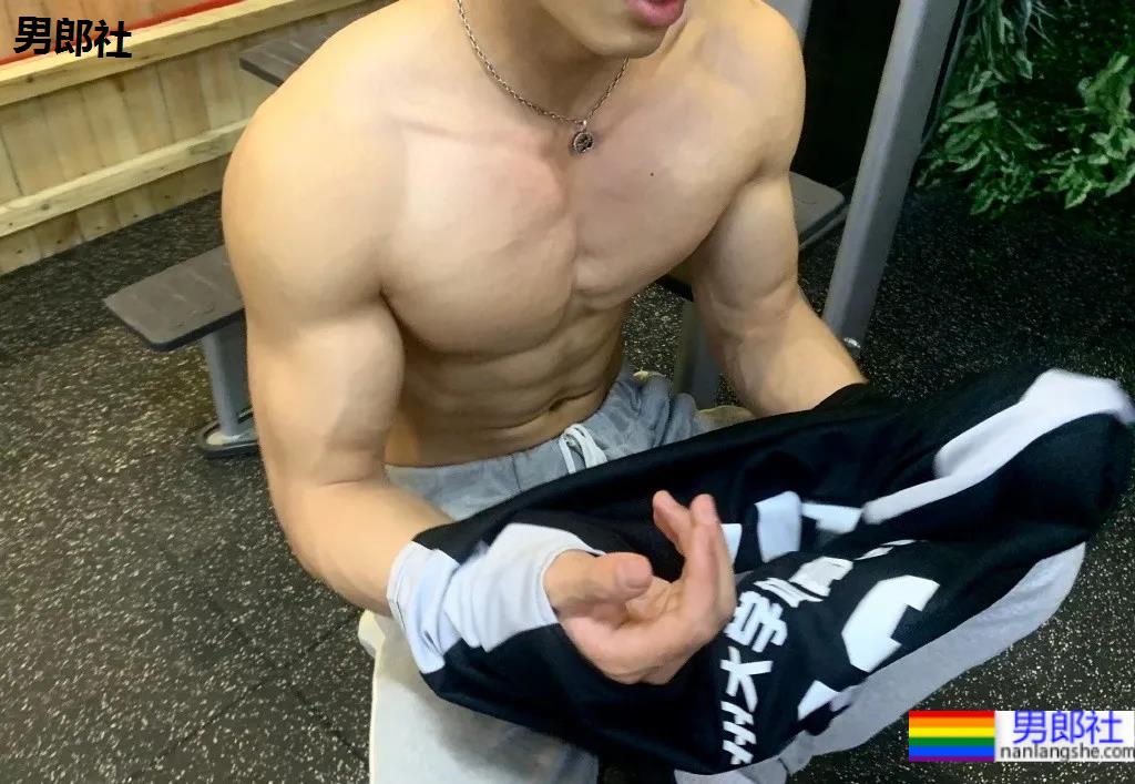 01年郑州篮球体育生，这体能这身材太A了！ - 51虹马