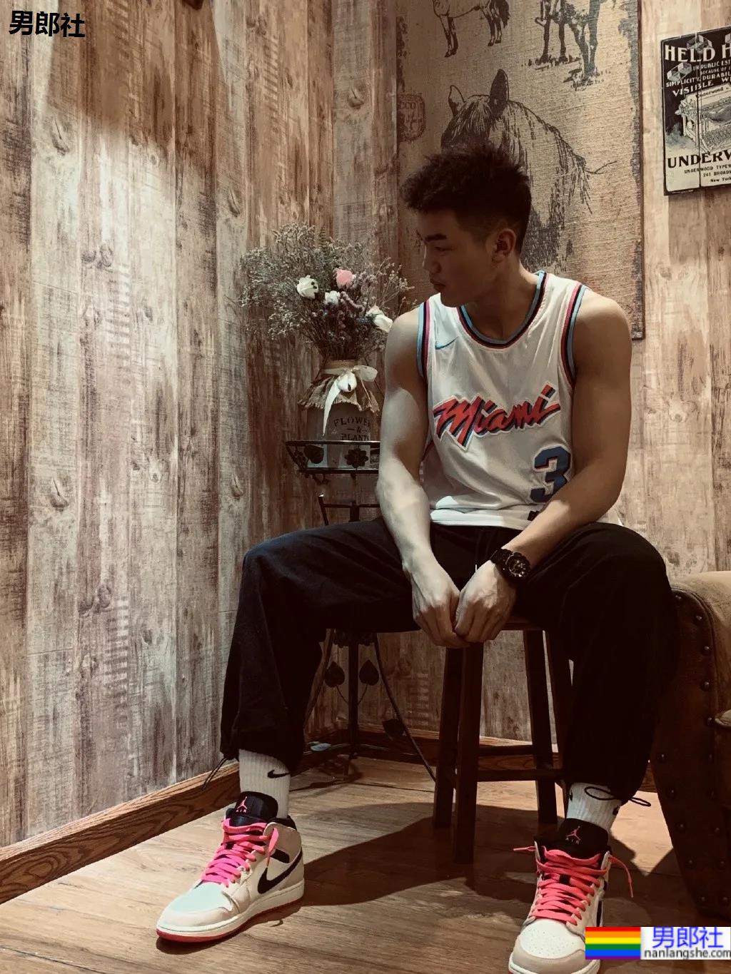 01年郑州篮球体育生，这体能这身材太A了！ - 51虹马