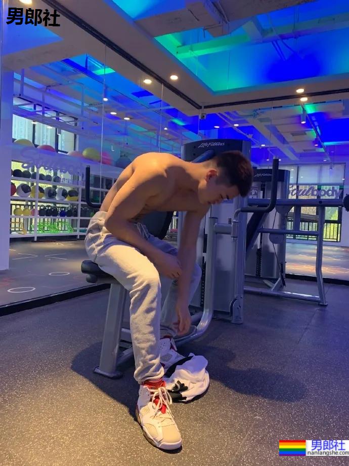 01年郑州篮球体育生，这体能这身材太A了！ - 51虹马