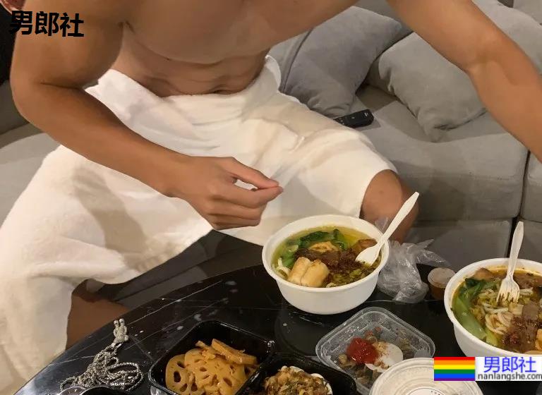 01年郑州篮球体育生，这体能这身材太A了！ - 51虹马