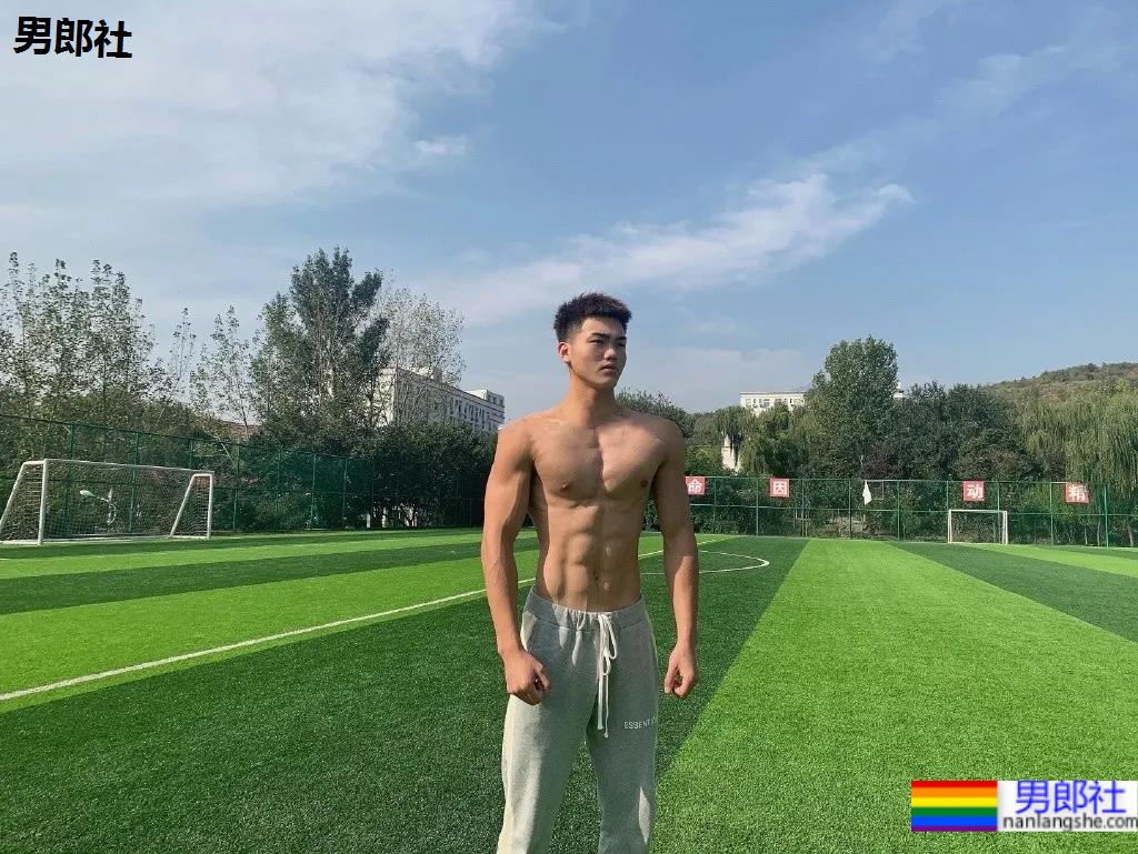 01年郑州篮球体育生，这体能这身材太A了！ - 51虹马