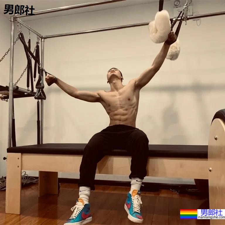 01年郑州篮球体育生，这体能这身材太A了！ - 51虹马