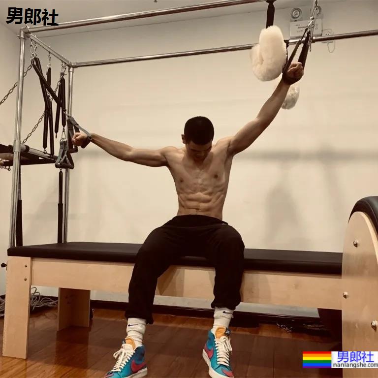 01年郑州篮球体育生，这体能这身材太A了！ - 51虹马