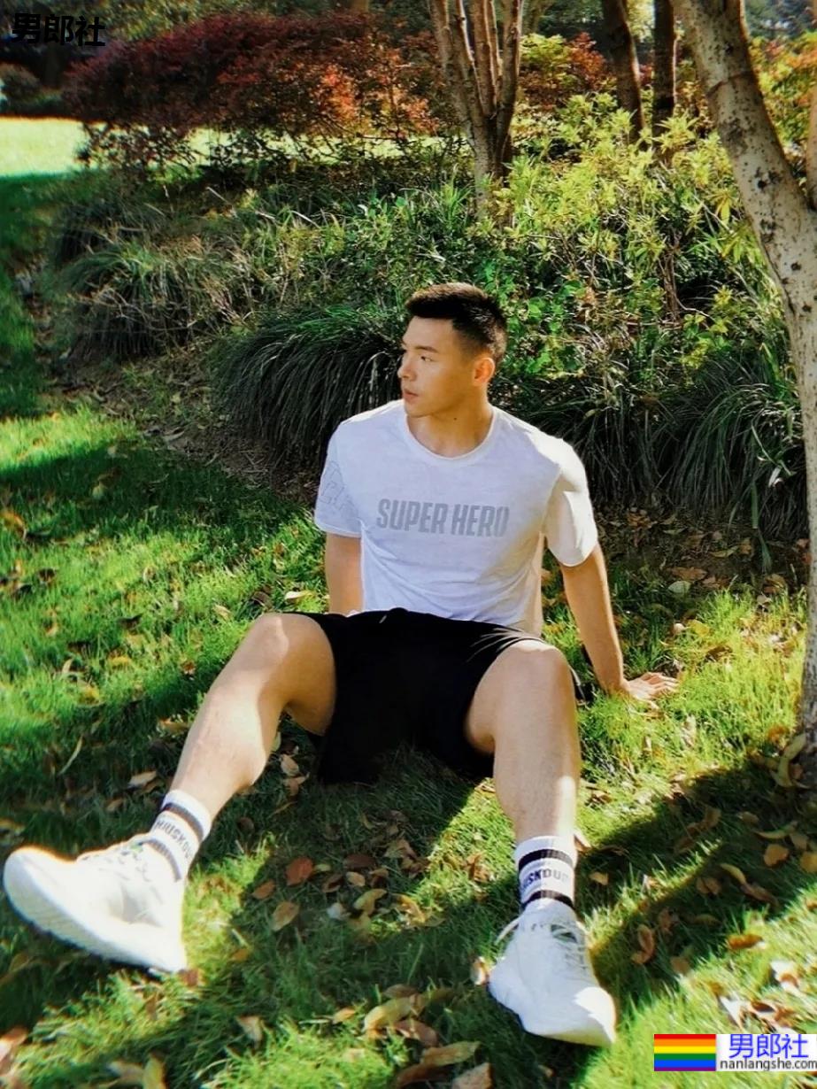 超火肌肉小哥被疯狂盗图，满屏荷尔蒙抵不住了！ - 51虹马