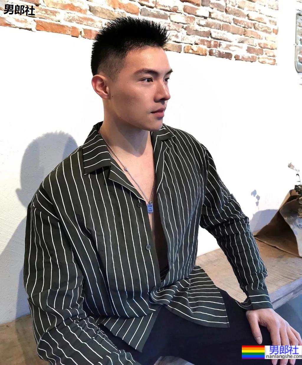 超火肌肉小哥被疯狂盗图，满屏荷尔蒙抵不住了！ - 51虹马