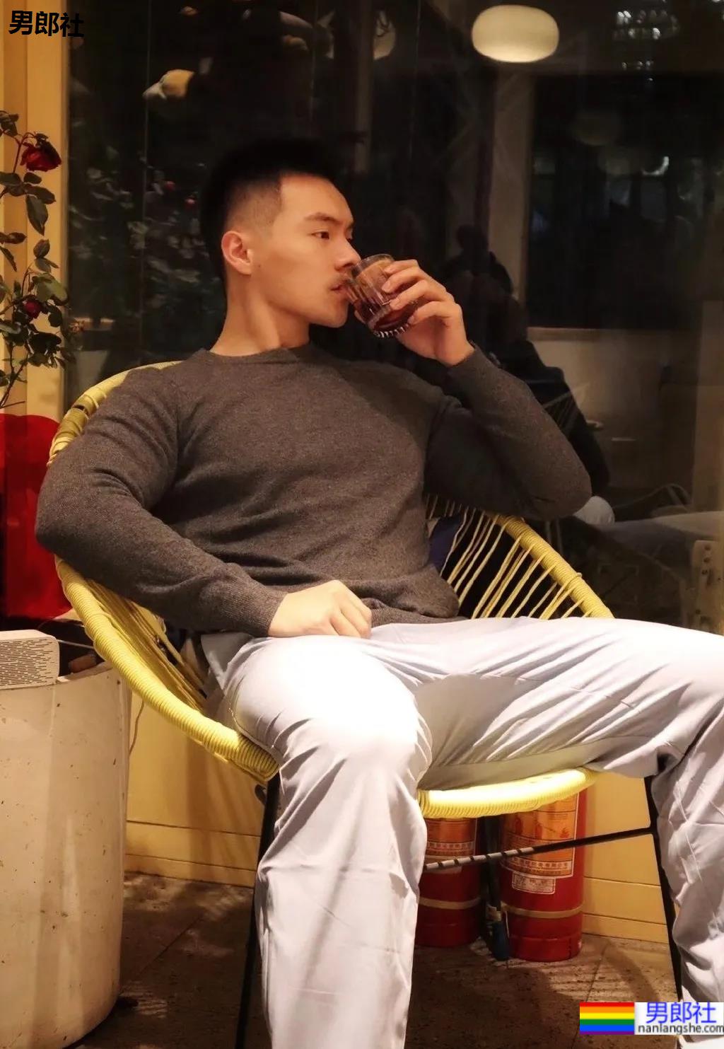 超火肌肉小哥被疯狂盗图，满屏荷尔蒙抵不住了！ - 51虹马