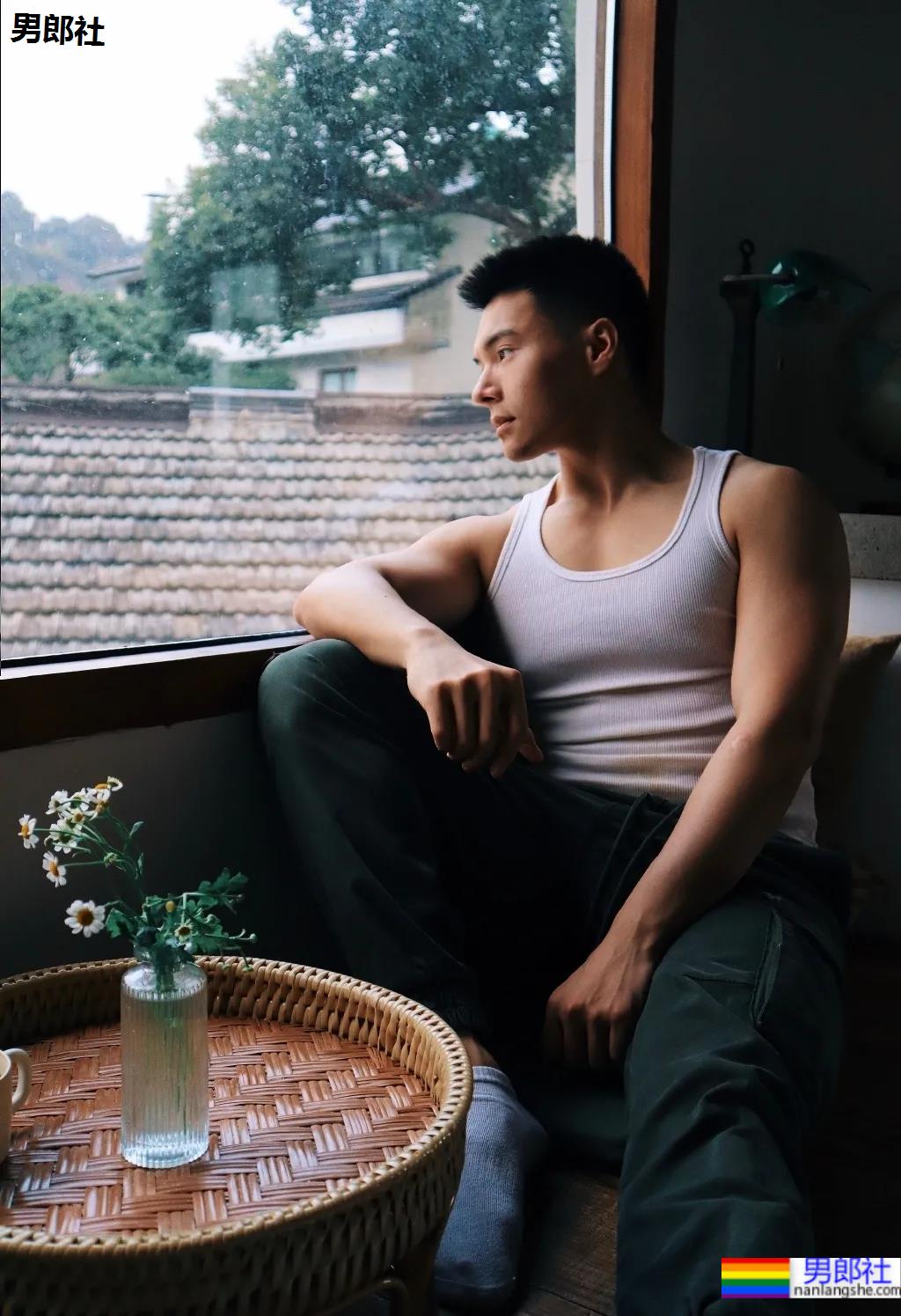 超火肌肉小哥被疯狂盗图，满屏荷尔蒙抵不住了！ - 51虹马