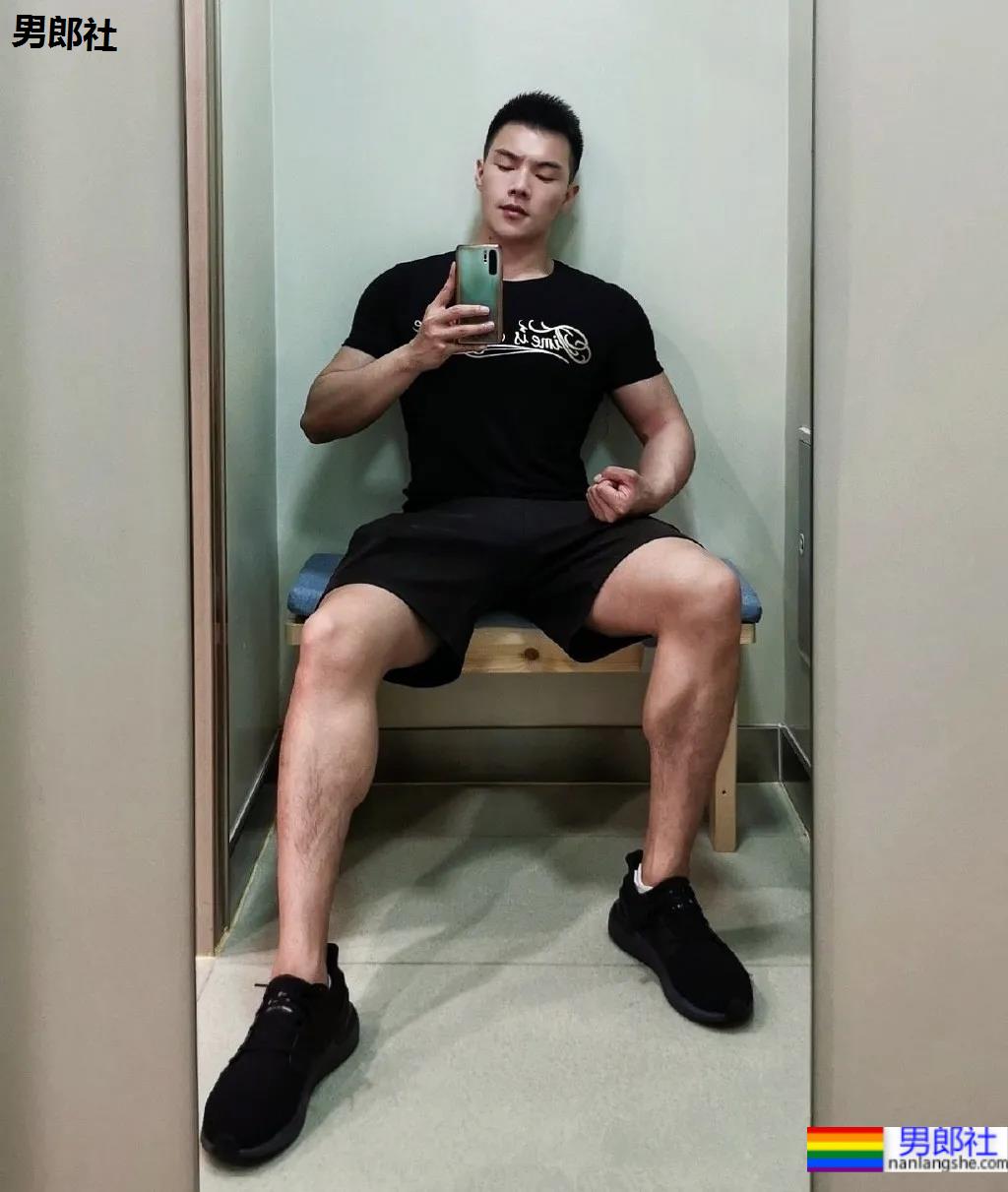 超火肌肉小哥被疯狂盗图，满屏荷尔蒙抵不住了！ - 51虹马