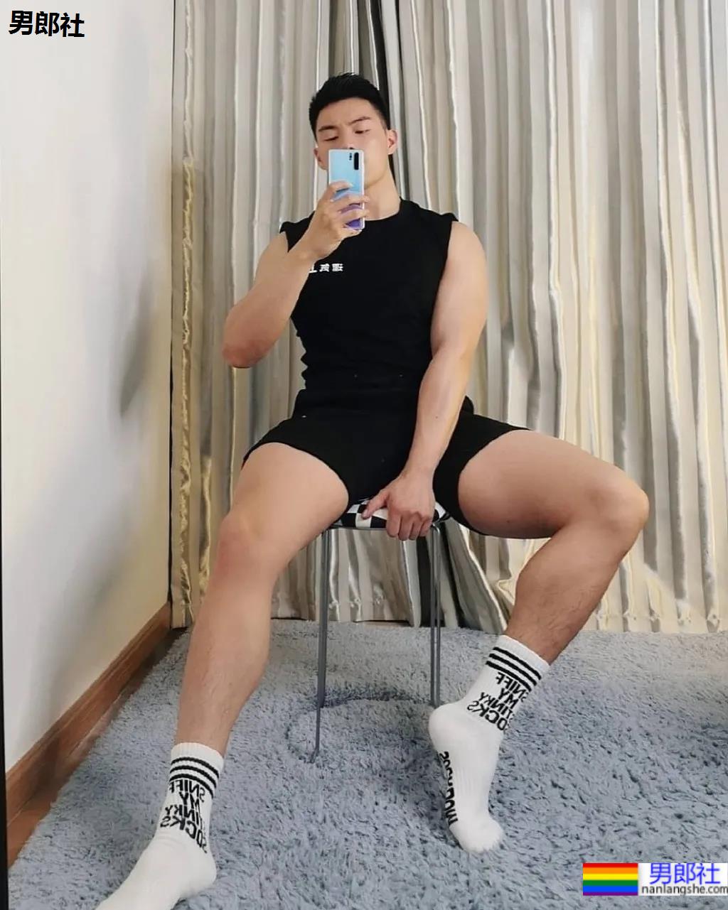 超火肌肉小哥被疯狂盗图，满屏荷尔蒙抵不住了！ - 51虹马