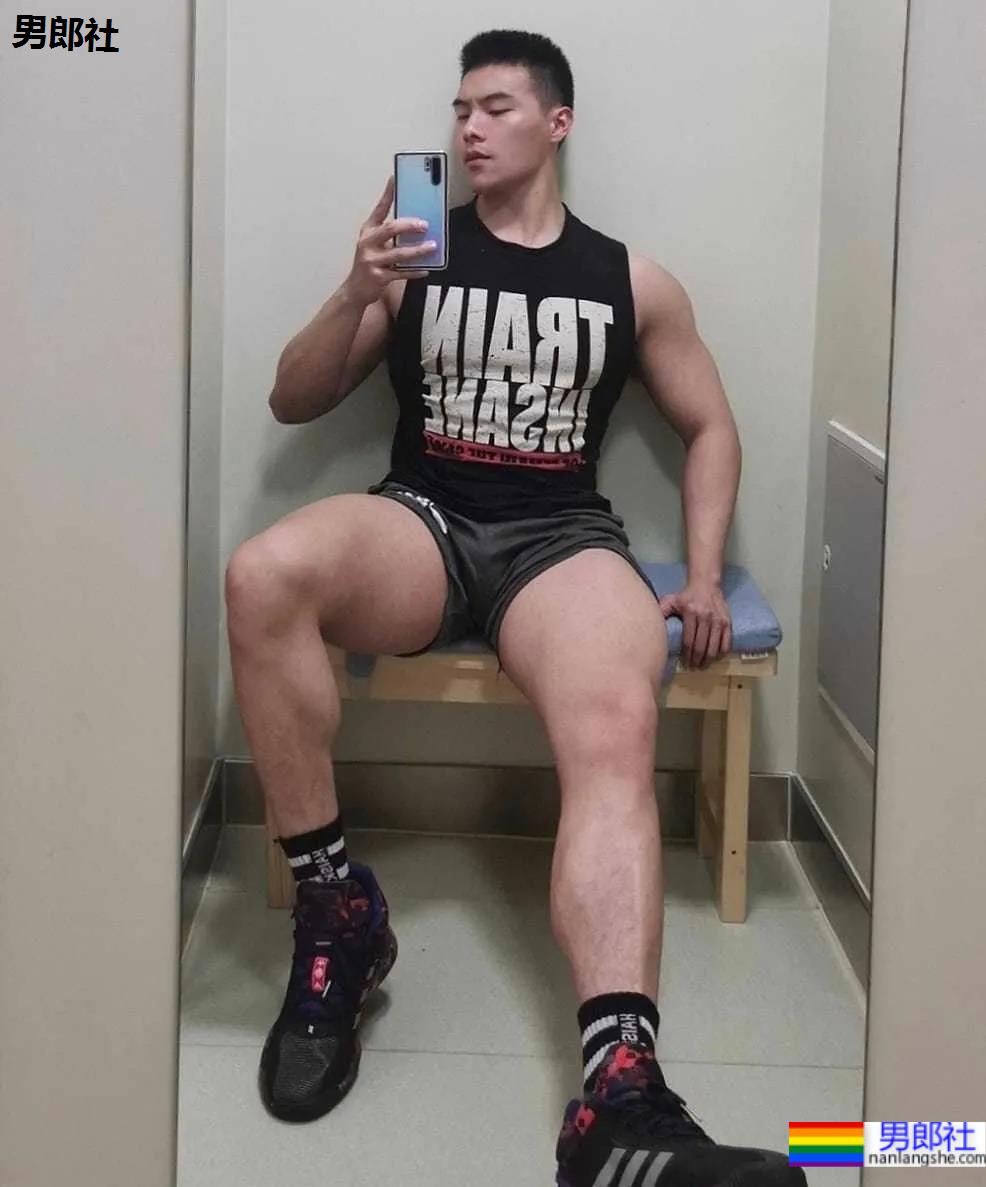 超火肌肉小哥被疯狂盗图，满屏荷尔蒙抵不住了！ - 51虹马