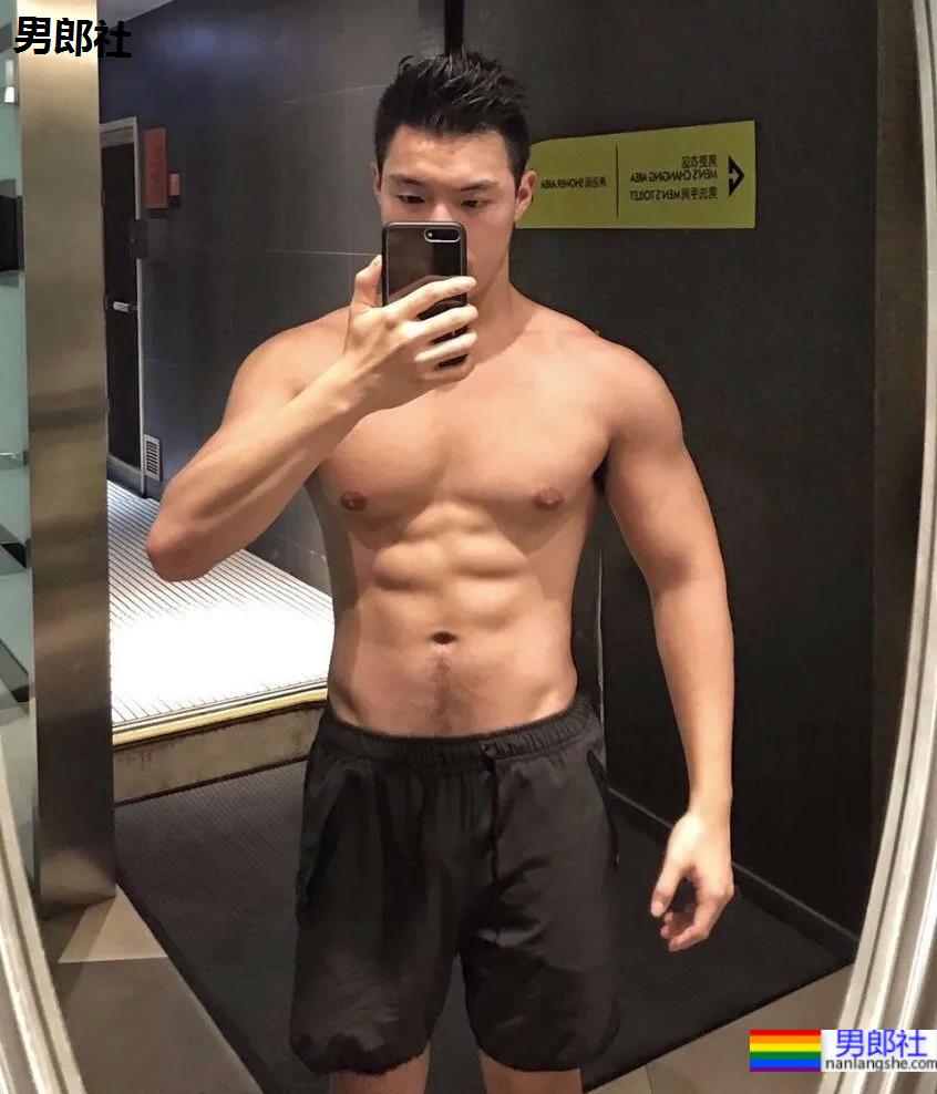 超火肌肉小哥被疯狂盗图，满屏荷尔蒙抵不住了！ - 51虹马