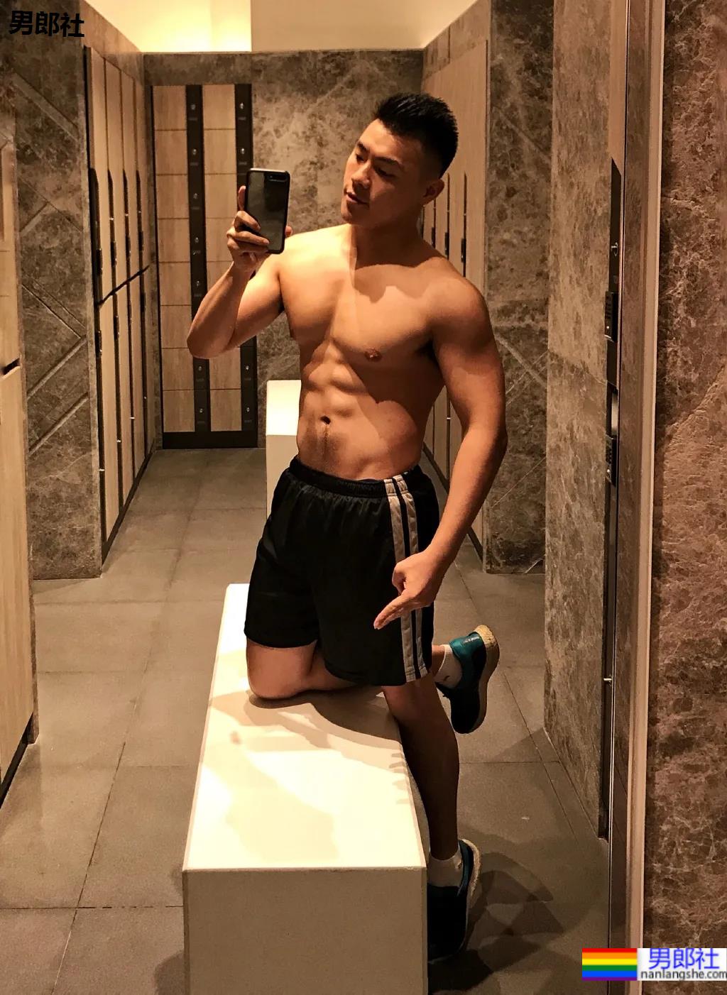 超火肌肉小哥被疯狂盗图，满屏荷尔蒙抵不住了！ - 51虹马