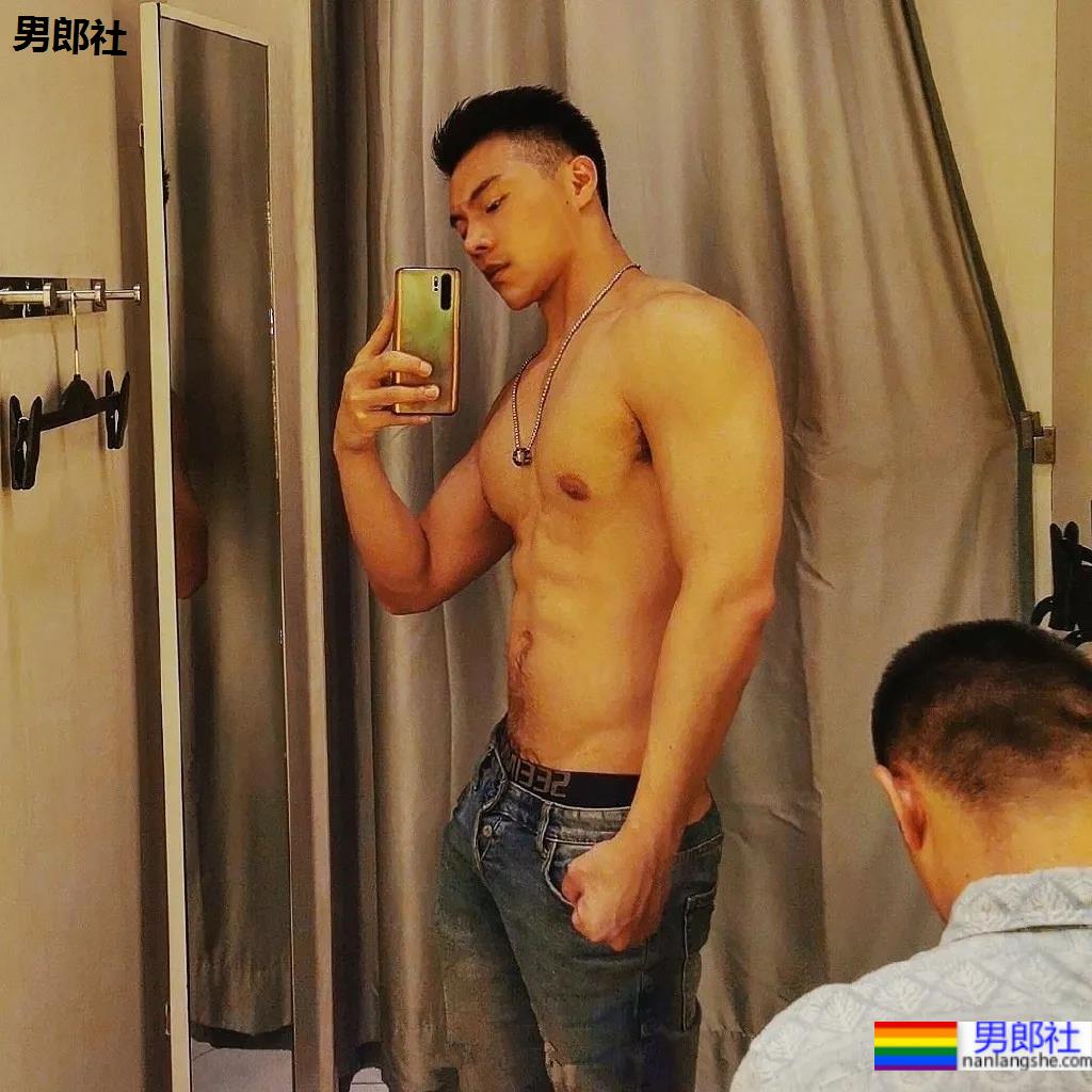 超火肌肉小哥被疯狂盗图，满屏荷尔蒙抵不住了！ - 51虹马