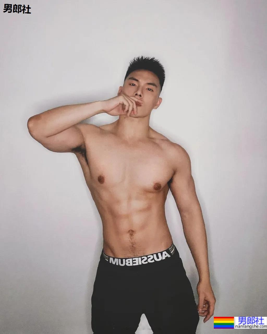 超火肌肉小哥被疯狂盗图，满屏荷尔蒙抵不住了！ - 51虹马