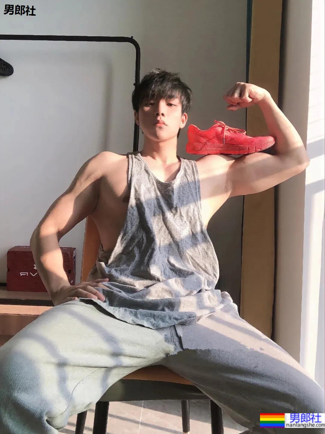 高壮健身小哥穿灰裤子露内裤边，这也太让人心动了吧-51虹马
