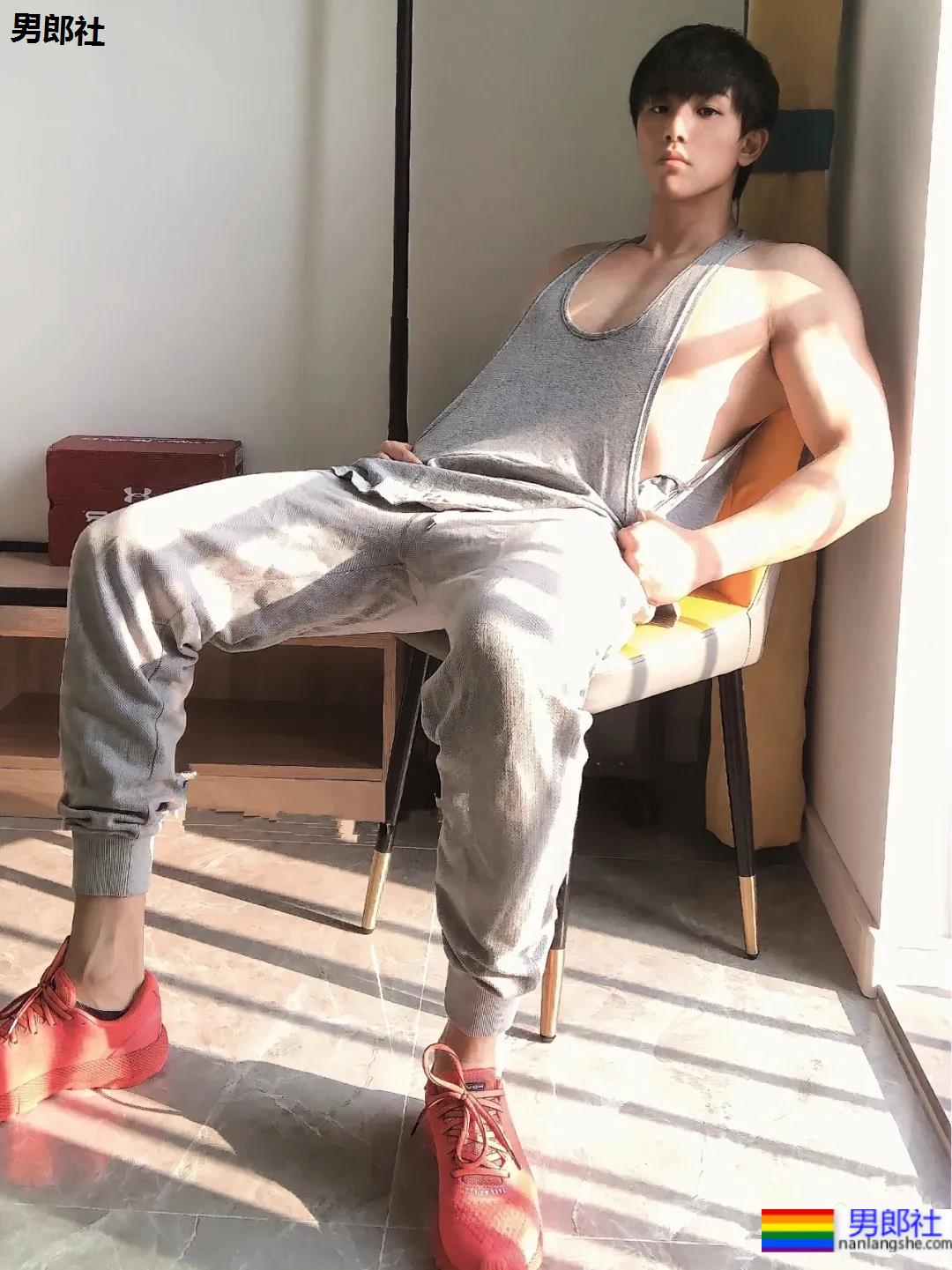 高壮健身小哥穿灰裤子露内裤边，这也太让人心动了吧 - 51虹马