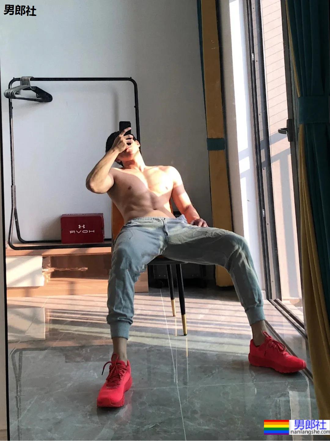 高壮健身小哥穿灰裤子露内裤边，这也太让人心动了吧 - 51虹马