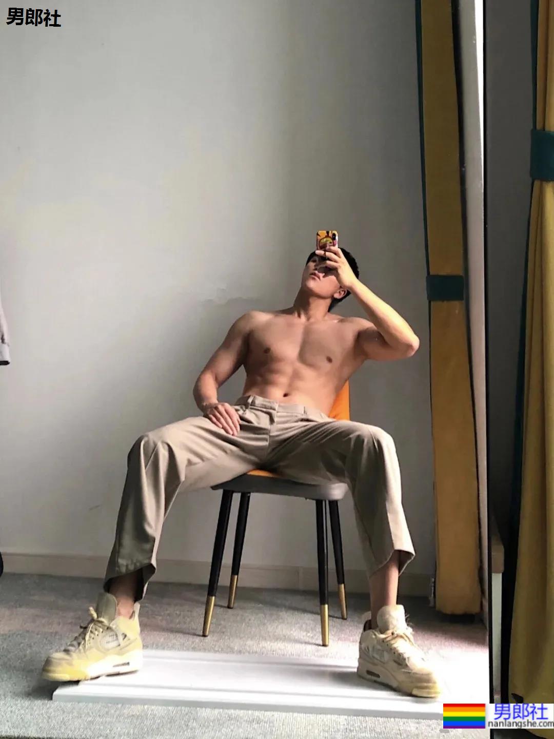 高壮健身小哥穿灰裤子露内裤边，这也太让人心动了吧 - 51虹马