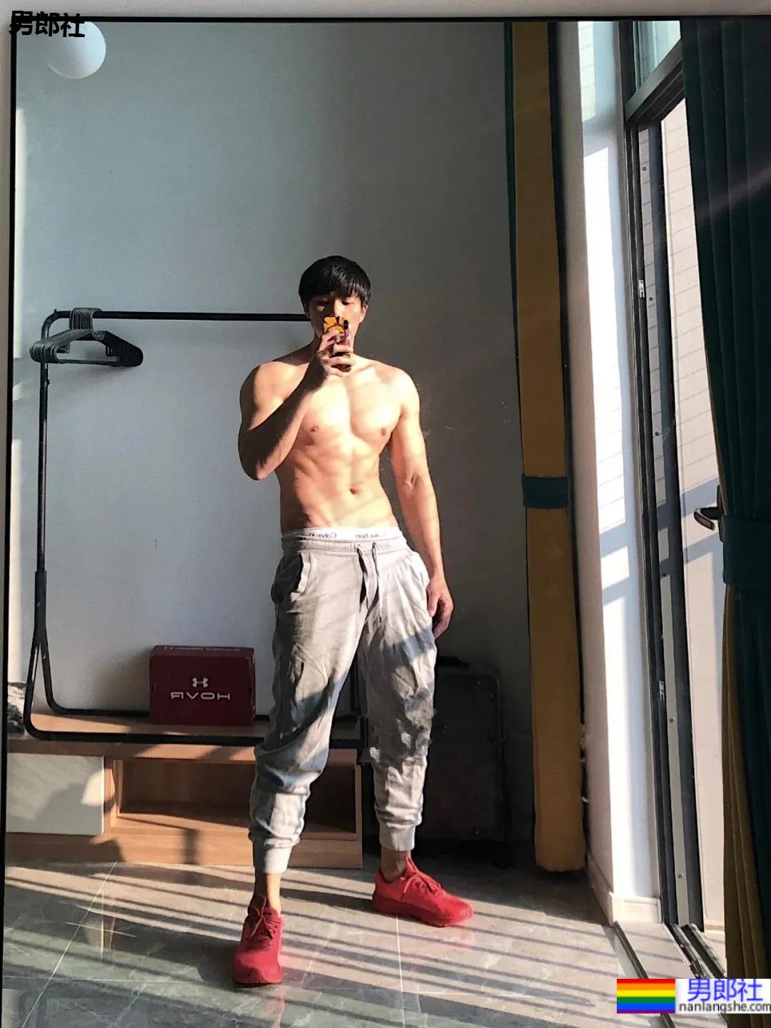 高壮健身小哥穿灰裤子露内裤边，这也太让人心动了吧 - 51虹马