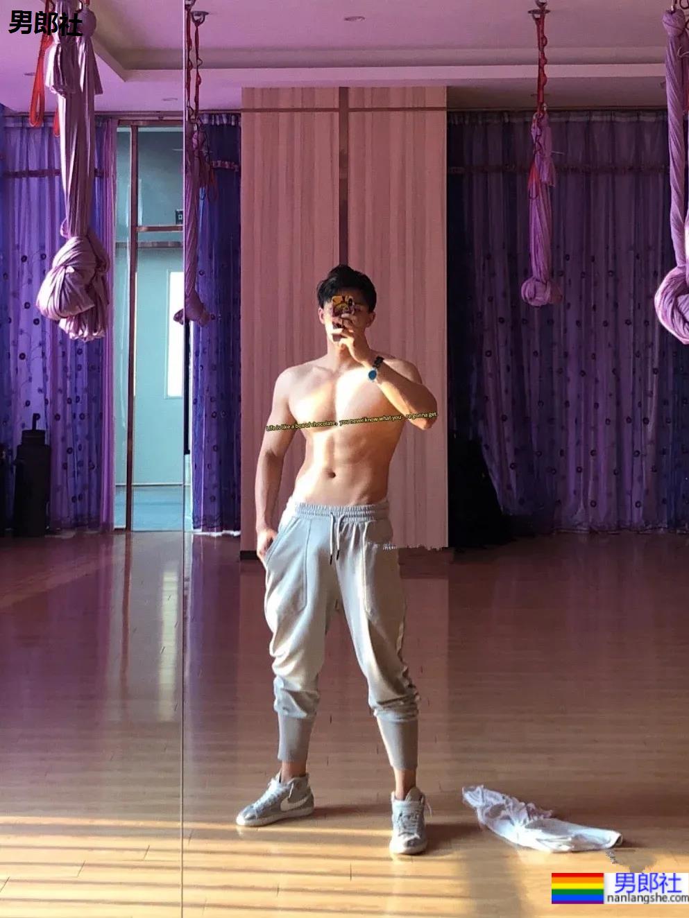 高壮健身小哥穿灰裤子露内裤边，这也太让人心动了吧 - 51虹马