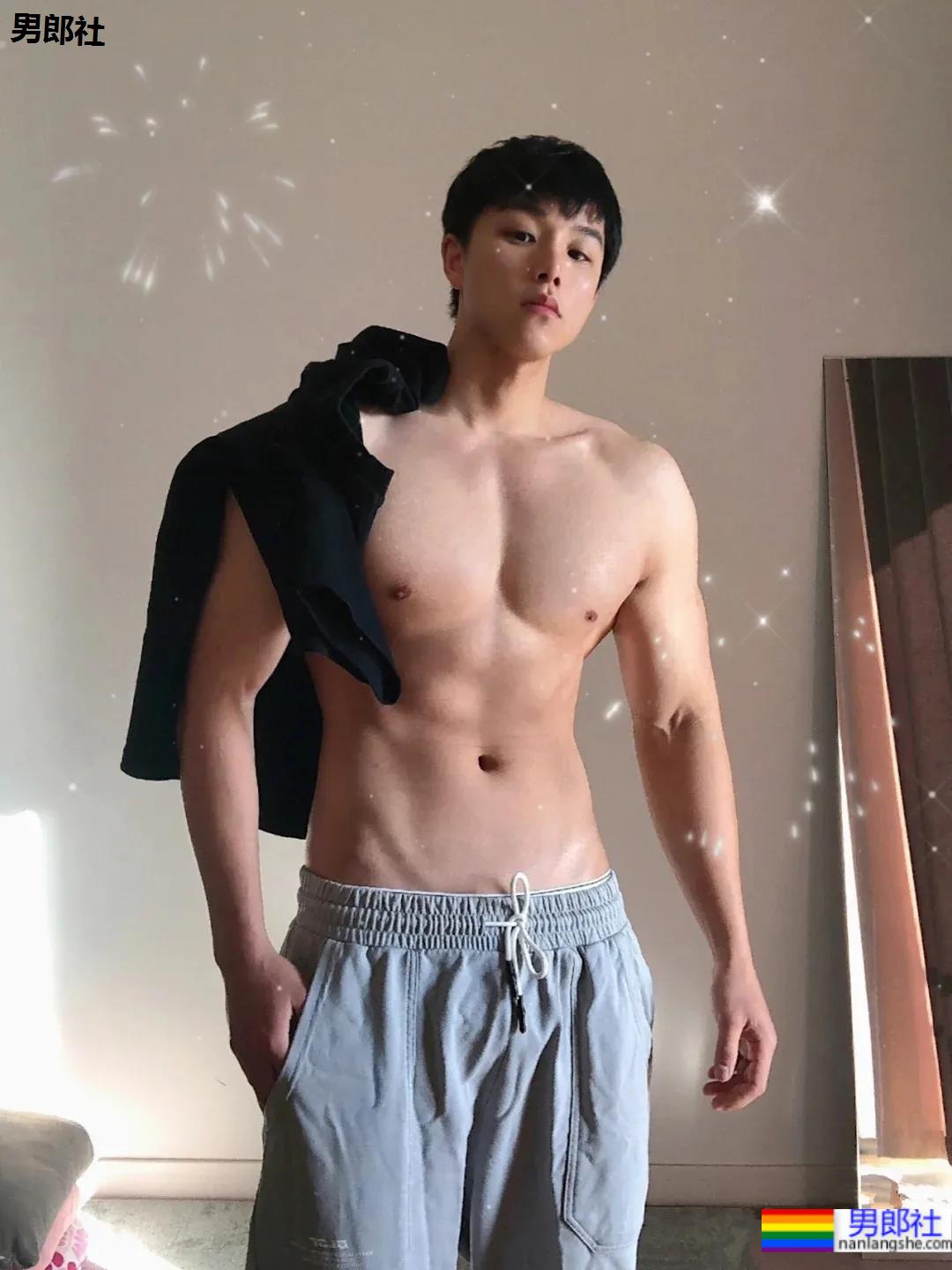 高壮健身小哥穿灰裤子露内裤边，这也太让人心动了吧 - 51虹马