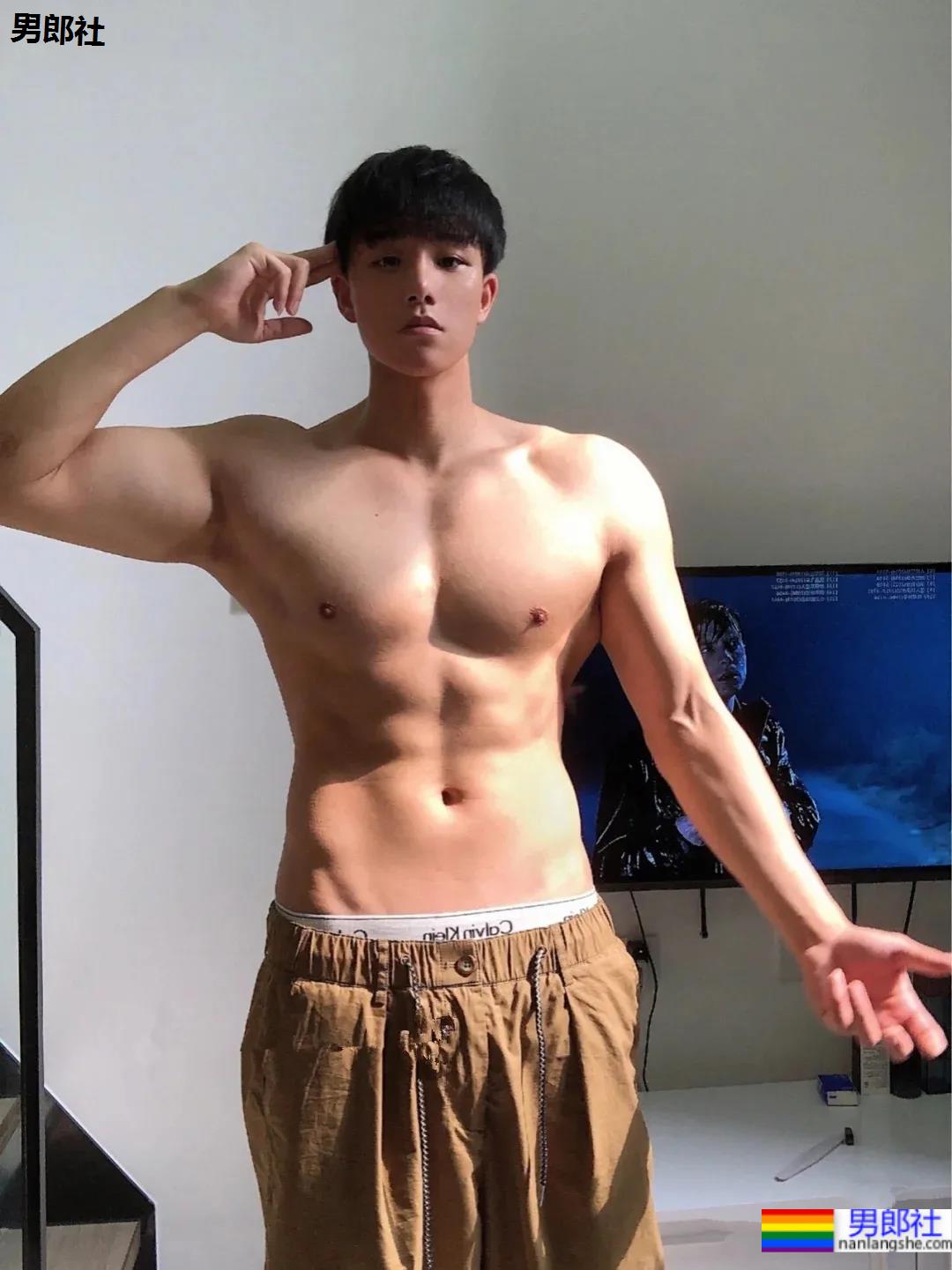 高壮健身小哥穿灰裤子露内裤边，这也太让人心动了吧 - 51虹马