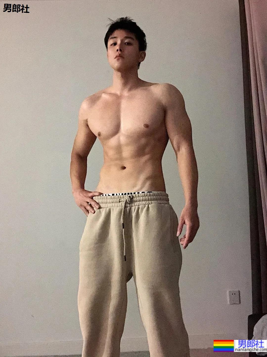 高壮健身小哥穿灰裤子露内裤边，这也太让人心动了吧 - 51虹马