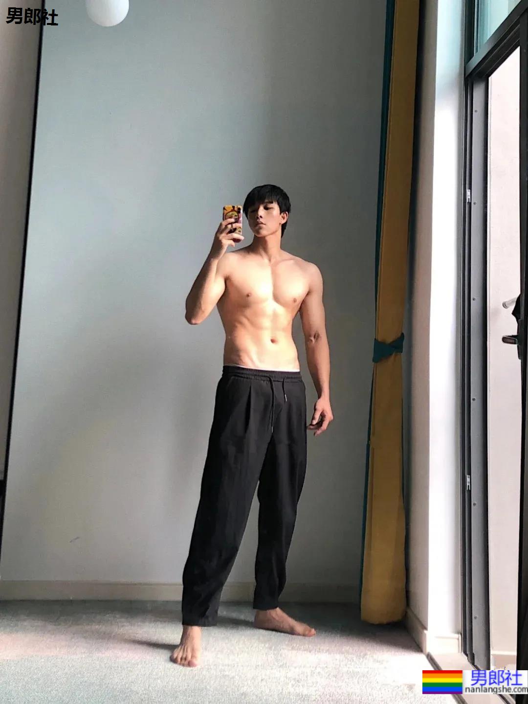 高壮健身小哥穿灰裤子露内裤边，这也太让人心动了吧 - 51虹马