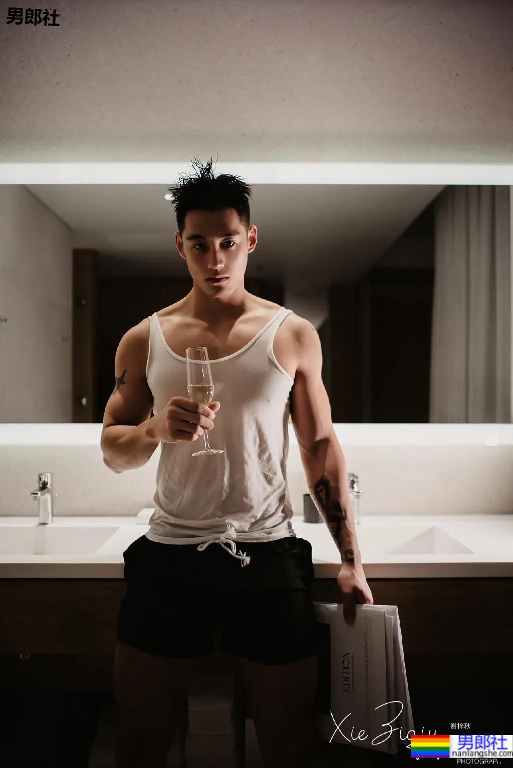 98年高鼻梁帅气小狼狗，这身腱子肉绝了！ - 51虹马