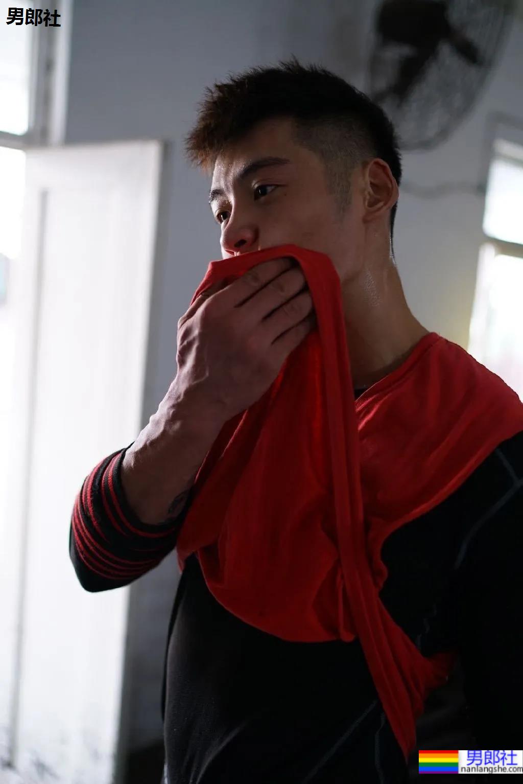 98年高鼻梁帅气小狼狗，这身腱子肉绝了！ - 51虹马