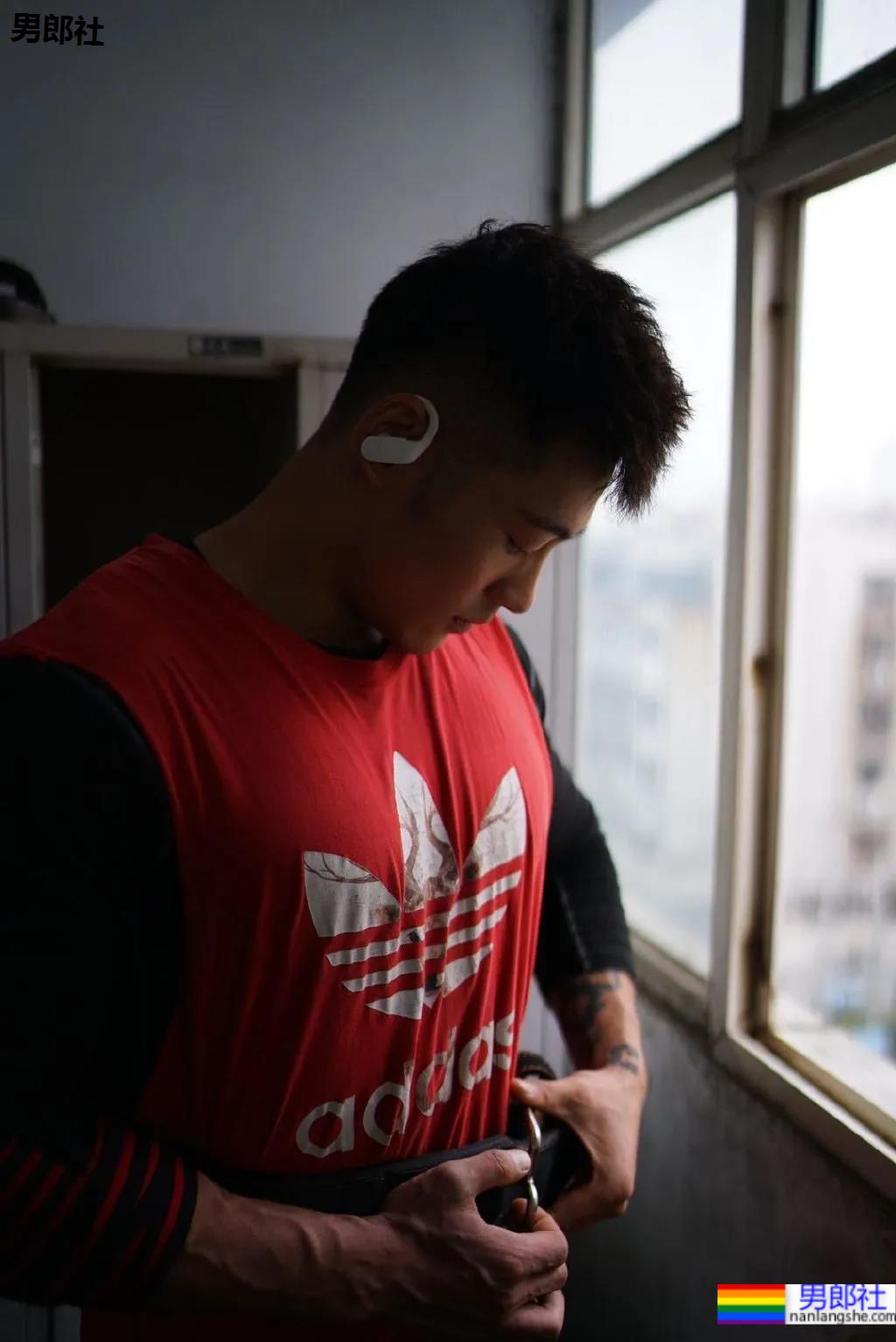 98年高鼻梁帅气小狼狗，这身腱子肉绝了！ - 51虹马