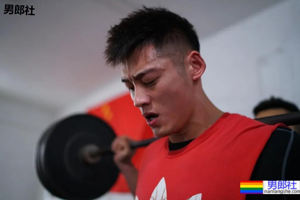 98年高鼻梁帅气小狼狗，这身腱子肉绝了！ - 51虹马