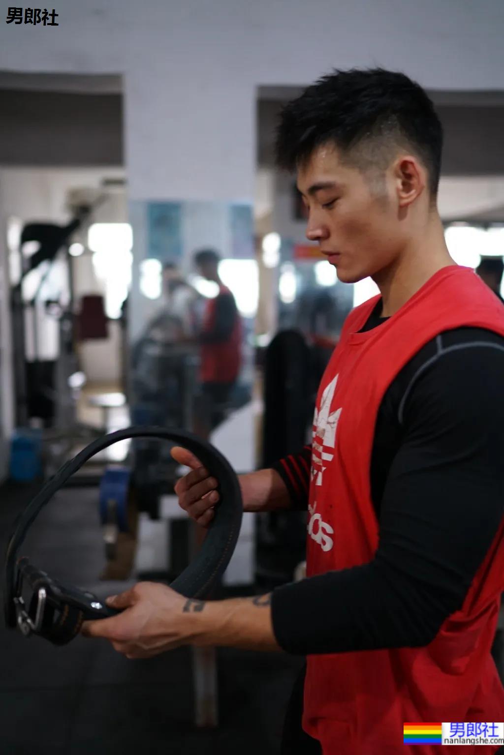 98年高鼻梁帅气小狼狗，这身腱子肉绝了！ - 51虹马