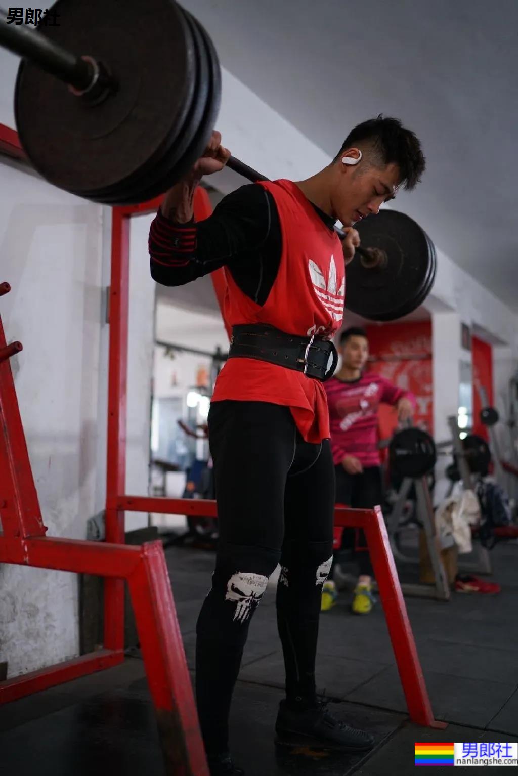 98年高鼻梁帅气小狼狗，这身腱子肉绝了！ - 51虹马