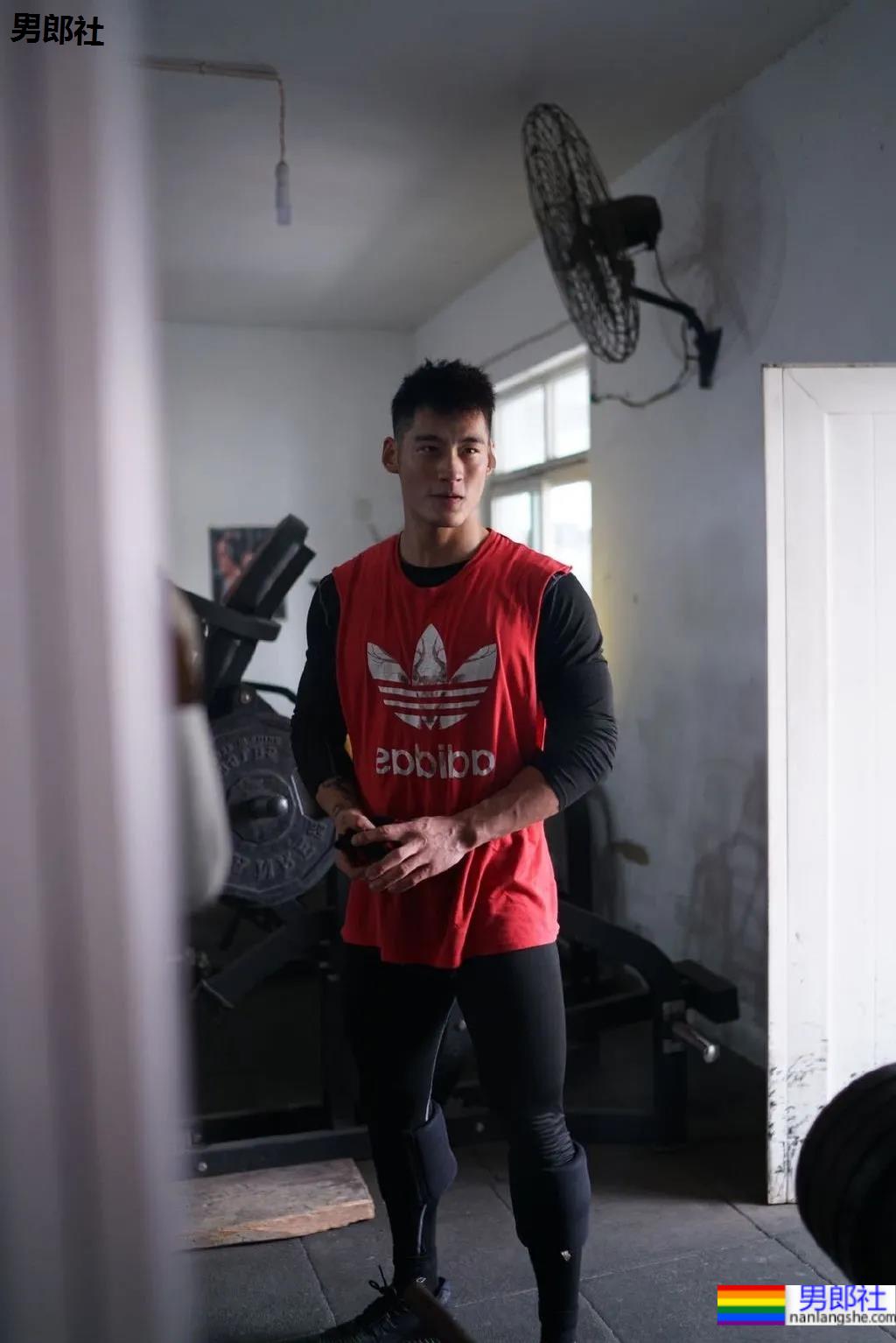 98年高鼻梁帅气小狼狗，这身腱子肉绝了！ - 51虹马