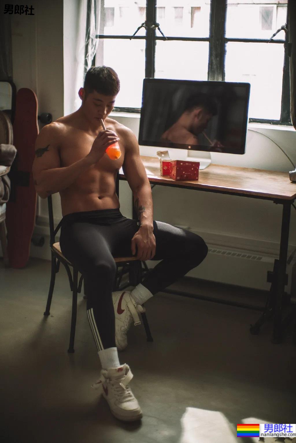 98年高鼻梁帅气小狼狗，这身腱子肉绝了！ - 51虹马