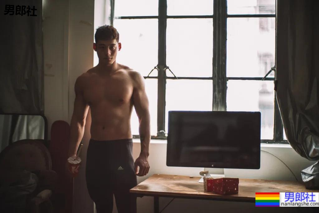 98年高鼻梁帅气小狼狗，这身腱子肉绝了！ - 51虹马