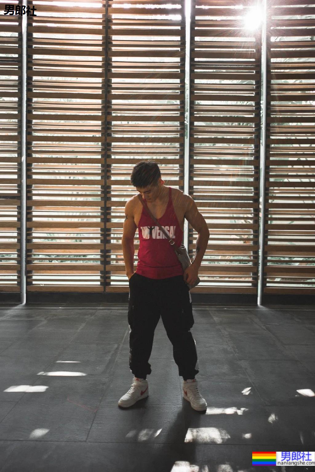 98年高鼻梁帅气小狼狗，这身腱子肉绝了！ - 51虹马