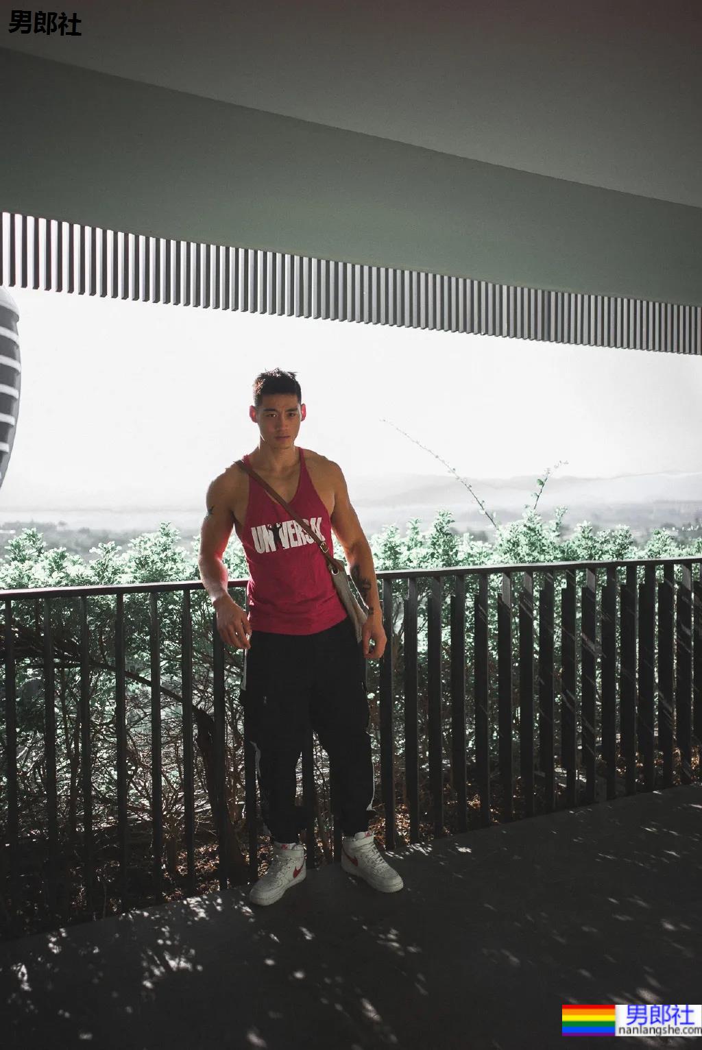 98年高鼻梁帅气小狼狗，这身腱子肉绝了！ - 51虹马