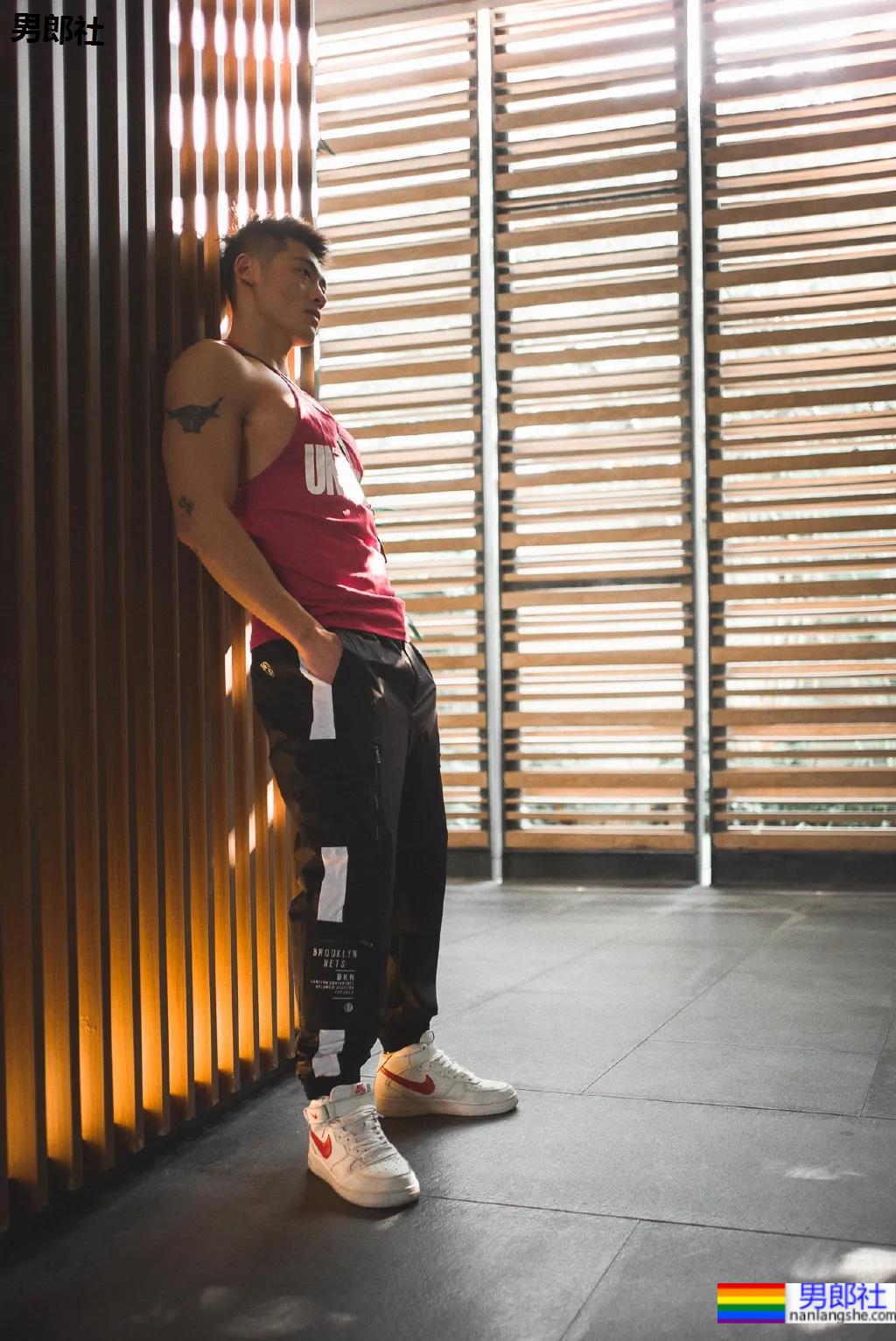 98年高鼻梁帅气小狼狗，这身腱子肉绝了！ - 51虹马