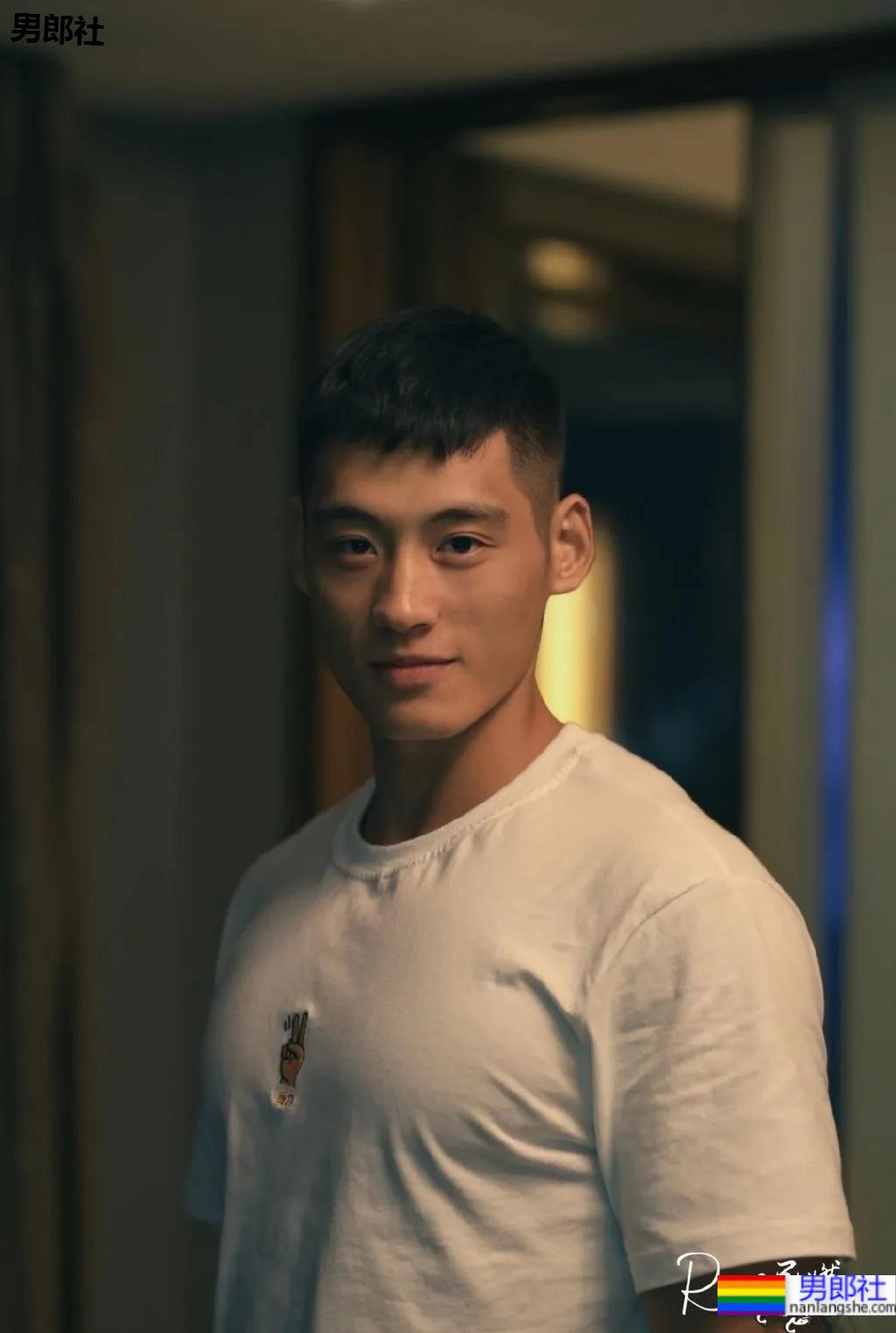 98年高鼻梁帅气小狼狗，这身腱子肉绝了！ - 51虹马